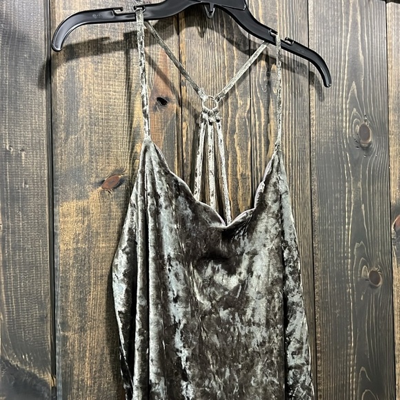Very J Velvet Top M Sleeveless Strappy Shiny Velour Grey Green Scalloped Dressy - Picture 2 of 9